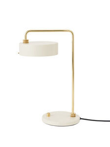 Bordlampe i hvid med rund base, guldstang og flad skærm. Moderne og stilfuldt design.